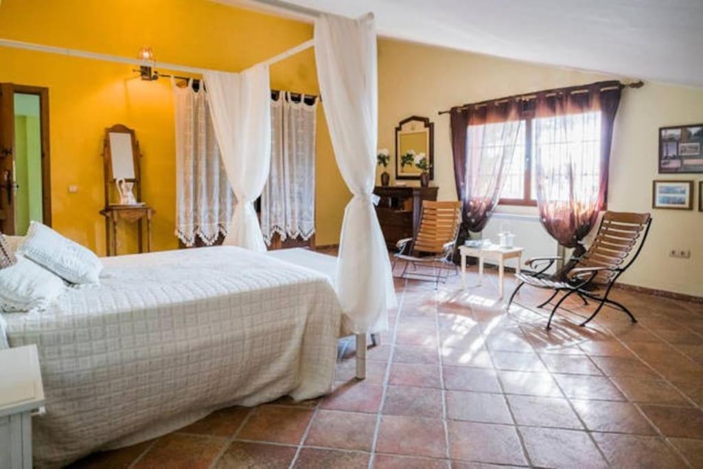 El Pino: With Private Pool Villa Sayalonga